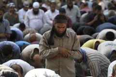 Egypt odsoudil k smrti 10 lidí za podporu radikálního Muslimského bratrstva. Viní je z terorismu