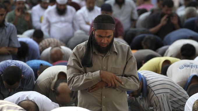 Příznivci Muslimského bratrstva se modlí během protestů v Káhiře.