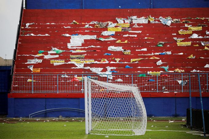 Záběr ze stadionu Kanjuruhan v Malangu, kde při utkání indonéské ligy Arema - Persebaya zahynulo v tlačenici 135 lidí