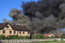 Rusko zintenzivňuje útoky na Charkov. Po ranním útoku hoří několik obytných domů