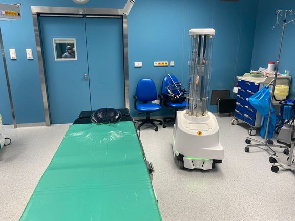 Fakultní nemocnice u svaté Anny vyzkoušela dezinfekčního robota, o němž výrobce tvrdí, že zlikviduje 99,99 choroboplodných zárodků bakterií a virů včetně koronaviru.