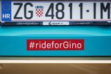 Nechyběla připomínka tragického úmrtí švýcarského jezdce Gina Mädera na nedávném závodě Kolem Švýcarska. V tomto případě v podobě nálepky na autě s chorvatskou poznávací značkou.