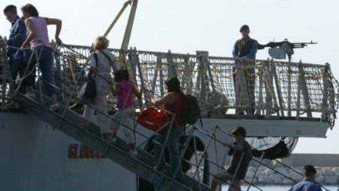 Britský voják na lodi královského námořnictva přihlíží nástupu pasažérů z ostřelovaného Libanonu.