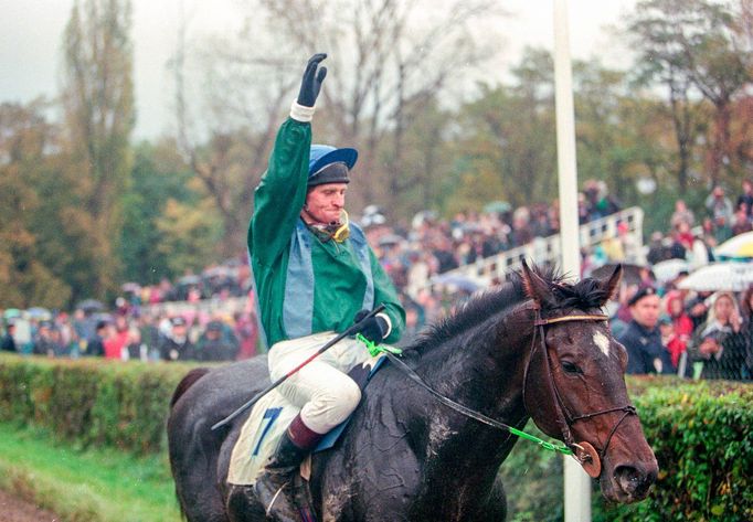 Josef Váňa na koni Vronsky po vítězství v 107. Velké pardubické, která se konala 12. října 1997 na pardubickém závodišti.