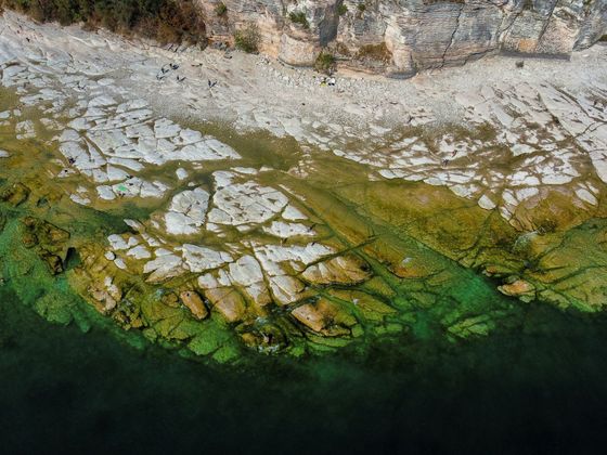 Nedostatek vody v jezeře Lago di Garda.