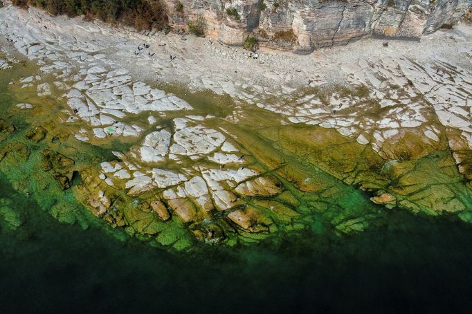 Turisté mohli během víkendu místo lesklé hladiny pozorovat bíle kameny