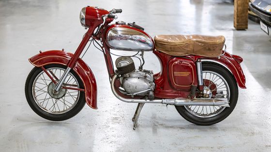 Jawa-ČZ za vylosovanou vstupenku. Retro Garáž láká na aukci i tombolovou motorku