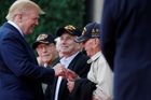 Oslavy Dne D: Lídři se přesunuli do Normandie, Trump se pozdravil s hrdiny vylodění