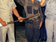 "Zapomenutý" voják Hiró Onoda na snímku z března 1974, kdy byl objeven na filipínském ostrově Lubang. Teprve tehdy se dozvěděl, že 2. světová válka dávno skončila.