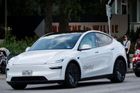 Taxíky bez řidiče už má i Tesla. Musk se vysmívá konkurenci, ta je ale přitom dál