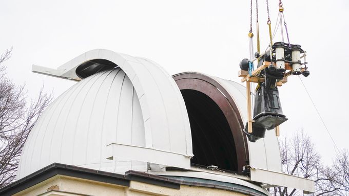 Foto: Největší dalekohled Štefánikovy hvězdárny sundali, čeká ho renovace v Německu