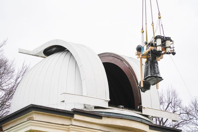 Demontování největšího dalekohledu Štefánikovy hvězdárny. Praha, 6. 4. 2022