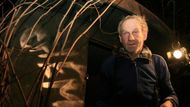 V opuštěném skladu přespávají tři kamarádi. Vypadají přesně tak, jak lidé bezdomovce představují - zanedbaně a apaticky