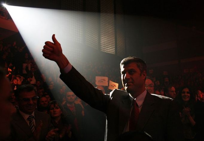 Opposition leader of the Democratic Party of Kosovo Hashim Thaci gestures to supporters during the main electoral rally in Pristina November 15, 2007. General and local elections in Kosovo are scheduled for Saturday. REUTRS/Nikola Solic (SERBIA)