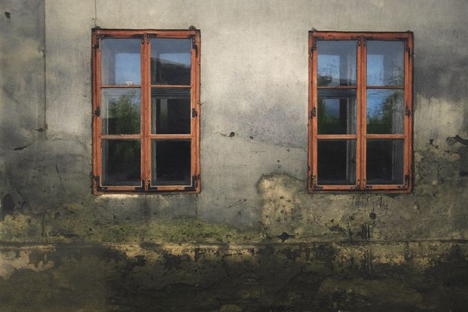 Dům sériového vraha Karla Denkeho v Münsterbergu, Slezsko, 1925. Okna bytu, kde zavraždil desítky lidí. Kolorováno