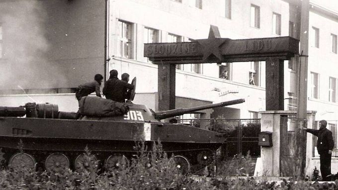 21. srpen 1968: kasárna 7. výsadkového pluku v Holešově v obklíčení Sovětskou armádou.