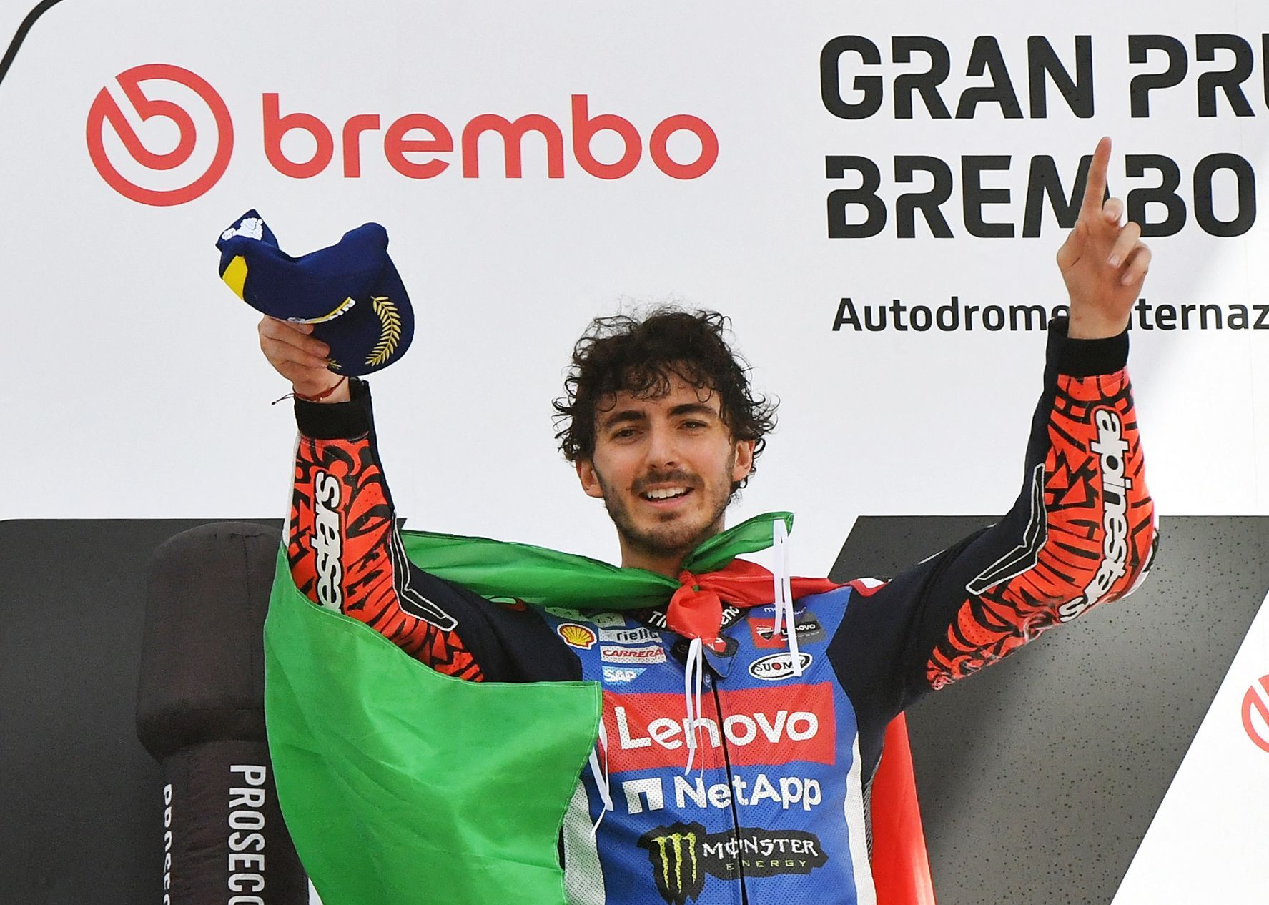 Francesco Bagnaia slaví vítězství ve VC Itálie třídy MotoGP 2024