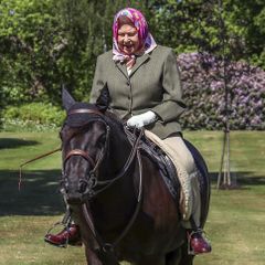 Alžběta II. na vyjížďce na koni