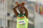 Stříbrný maratonec v cíli odsoudil vládu v Etiopii, teď se bojí o život. Lidé se mu složili na azyl