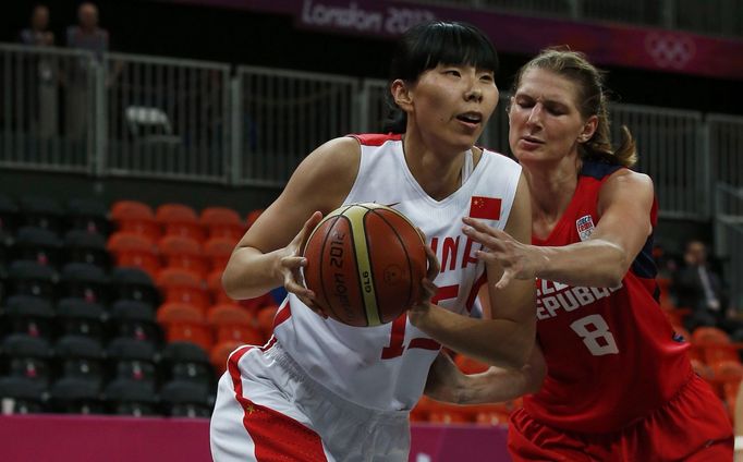 Česká basketbalistka Ilona Burgrová (vpravo) se snaží bránit Číňanku Nan Čenovou v turnaji OH 2012 v Londýně.