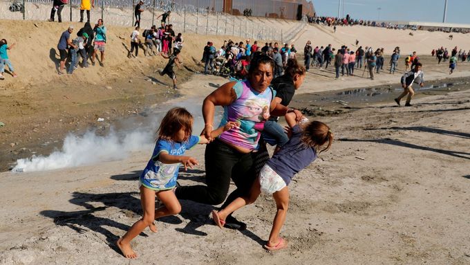 Migranti na mexicko-americké hranici.