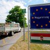 Běženci po přechodu srbsko-maďarské hranice u města Asotthalom