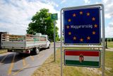 Přestože se srbsko-maďarská hranice jeví na těchto snímcích klidně...