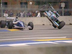 Benetton Michaela Schumachera se po ataku na Damona Hilla ve Williamsu ocitl na dvou kolech. Velká cena Austrálie 1994.