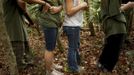 A group of children, all members of the North Florida Survival Group, walk through a wooded area during a field training exercise in Old Town, Florida, December 8, 2012. The group trains children and adults alike to handle weapons and survive in the wild. The group passionately supports the right of U.S. citizens to bear arms and its website states that it aims to teach "patriots to survive in order to protect and defend our Constitution against all enemy threats". Picture taken December 8, 2013. REUTERS/Brian Blanco (UNITED STATES - Tags: SOCIETY POLITICS) ATTENTION EDITORS: PICTURE 8 OF 20 FOR PACKAGE 'TRAINING CHILD SURVIVALISTS' SEARCH 'FLORIDA SURVIVAL' FOR ALL IMAGES Published: Úno. 22, 2013, 1 odp.