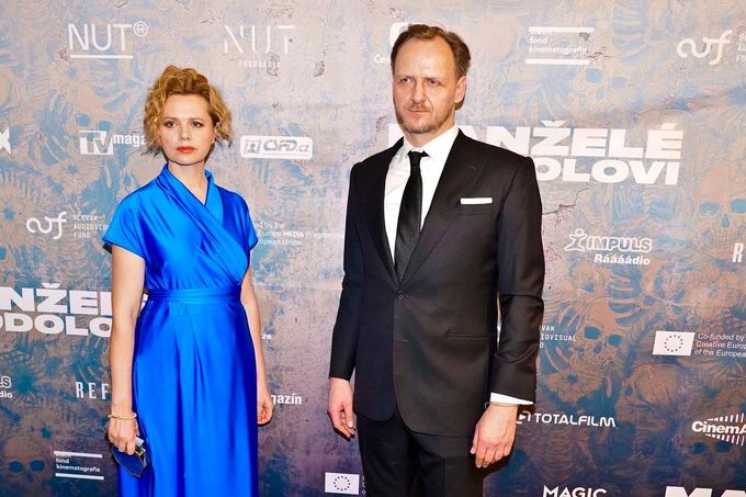 Na snímku představitelé hlavních rolí filmu Manželé Stodolovi, herci Lucie Žáčková a Jan Hájek. Fotografie byla pořízena během pražské premiéry filmu. 21. 2. 2024