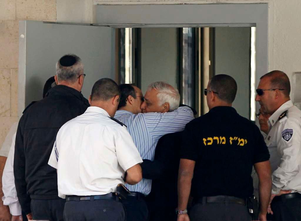 Bývalý izraelský prezident Kacav nastupuje do vězení
