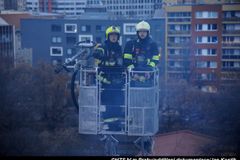 V Berouně hořel byt. Rodinu hasiči zachraňovali z balkonu