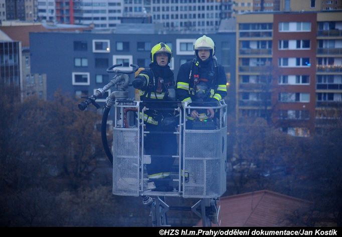 25. prosince 2018 v 07:38 hodin zasahovaly tři jednotky pražských hasičů v ulici Přípotoční v Praze 10 u požáru střechy nad bytem obytného domu.