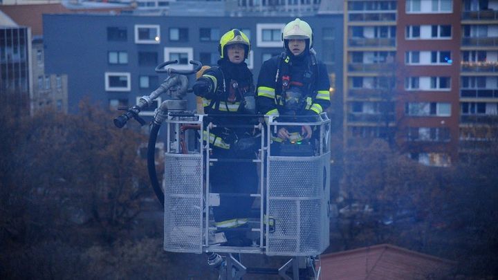 V Berouně hořel byt. Rodinu hasiči zachraňovali z balkonu