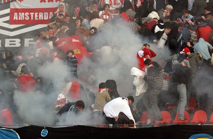 Tentokráte to nebylo tolik o fotbale. Své ukázali fanoušci obou týmů... Ale většinu rozruchu během zápasu způsobily takzvané "taktické rozbušky", které pro zvládnutí davu používá policie.