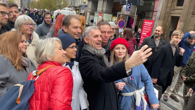 Předseda Pirátů Zdeněk Hřib se fotí s Ivanem Bartošem a dalšími Piráty při oslavách 17. listopadu 1989 na Národní třídě v roce 2024