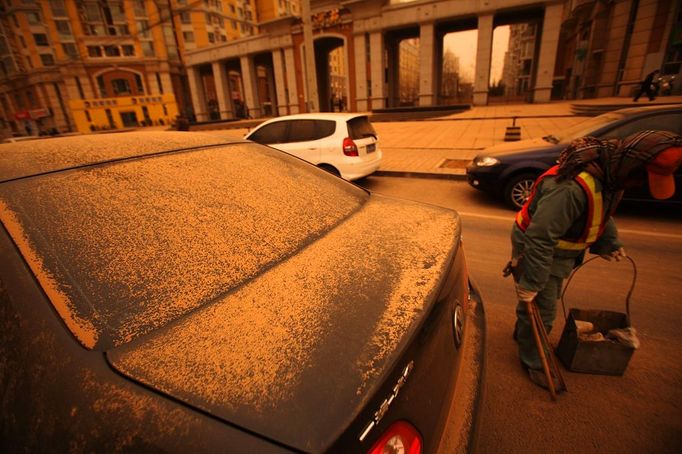 Streets and cars are covered with yellow dust amid a sandstorm in Beijing March 20, 2010. A severe sandstorm that plagued northwestern China in the past few weeks arrived in Beijing Friday night, packing strong winds and tonnes of sand, Xinhua News Agency said.