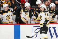 Pastrňák ukončil gólové sucho vymetenou šibenicí, NHL už hraje i mladší Kaše