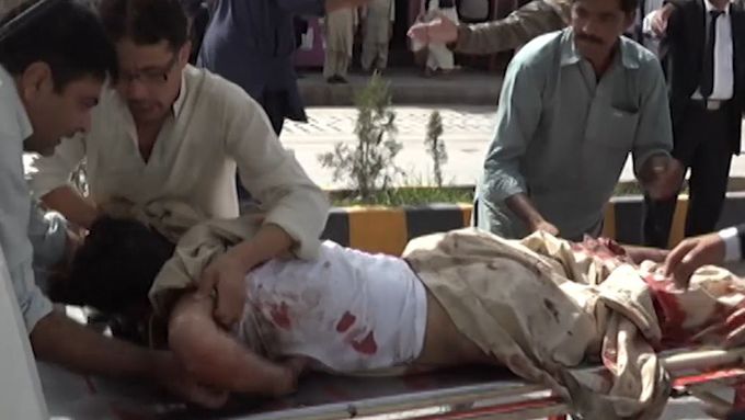 Po sebevražedném útoku, ke kterému došlo u nemocnice v Kvétě na jihozápadě Pákistánu, zůstaly desítky mrtvých a stovky zraněných.