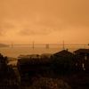 Požáry v Kalifornii zahalily San Francisco do rudé tmy.