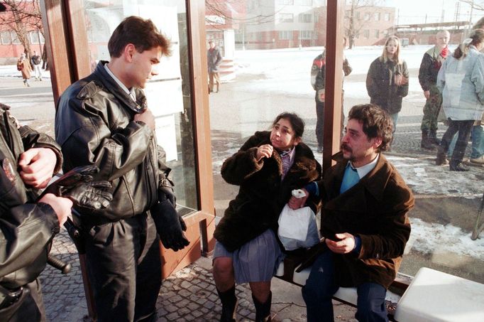 Pardubičtí městští policisté při rozhovoru s romským páre, který byl napadený skinheady. Rok 1993