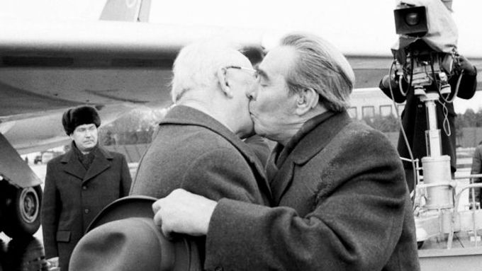 Bratrskému polibku Gustáva Husáka a Leonida Brežněva předcházely speciální operace KGB, který vyústily v okupaci Československa.