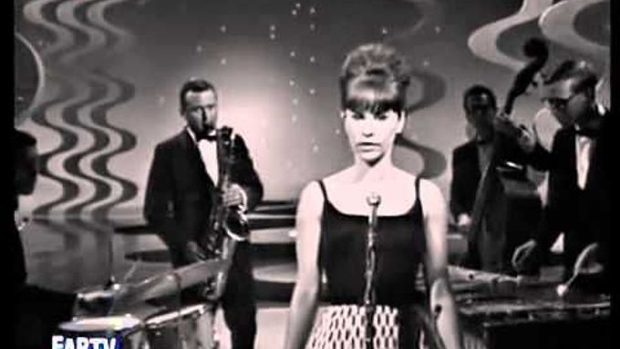 Astrud Gilberto zpívá skladbu The Girl From Ipanema s kapelou saxofonisty Stana Getze, televizní záznam z roku 1964.
