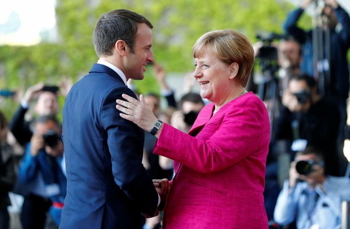 Emmanuel Macron a Angela Merkelová v Berlíně.