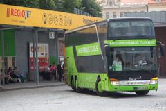 Na žluté autobusy útočí zelená konkurence. Jančurův RegioJet čelí německému FlixBusu