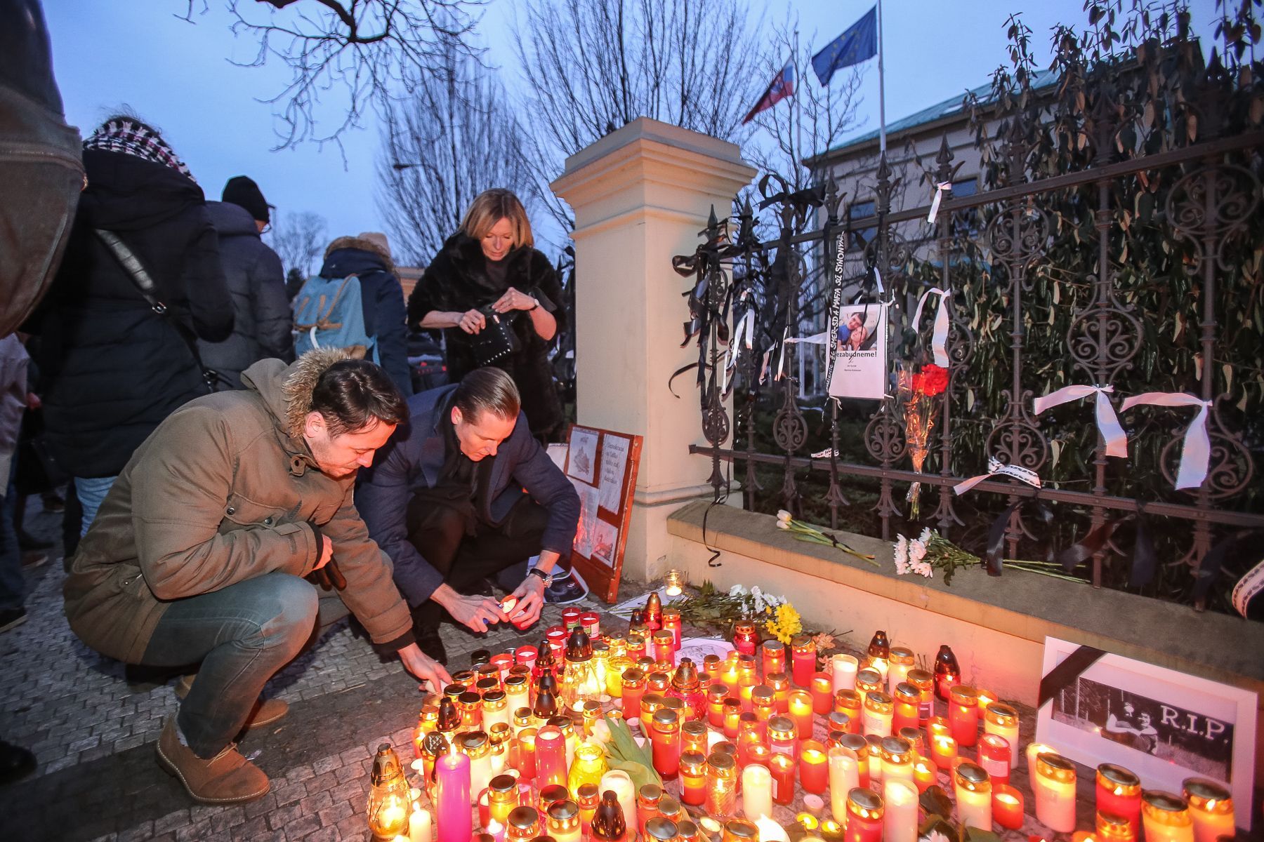 Pieta za Jána Kuciaka u Slovenské ambasády při akci "Nechceme zpět devadesátky"