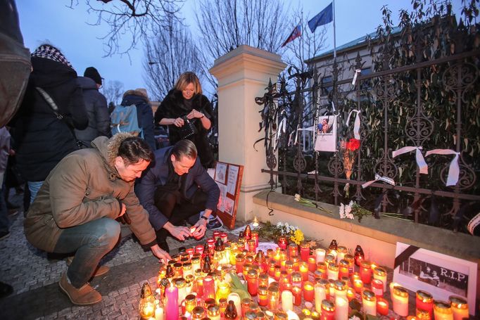 Pietní shromáždění za Jána Kuciaka u Slovenské ambasády.