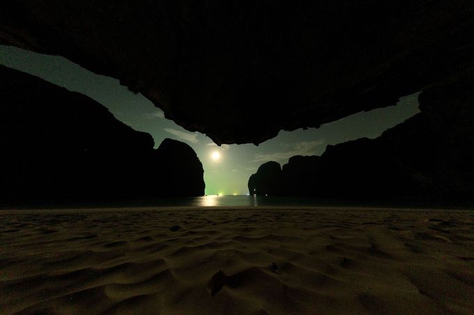 Thajská zátoka Maya Bay, kde turisté pozorují žraloky černoploutvé.