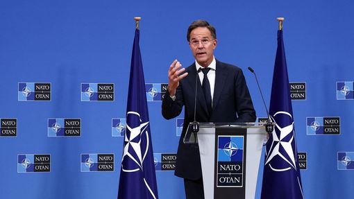 Nový generální tajemník Mark Rutte hovoří na tiskové konferenci v sídle NATO v Bruselu.