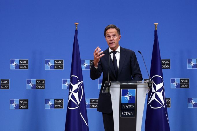 Nový generální tajemník Mark Rutte hovoří na tiskové konferenci v sídle NATO v Bruselu.